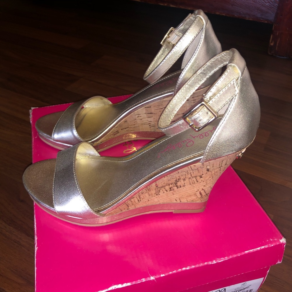 🚫SOLD Lilly Pulitzer Kayla gold wedges - Picture 4 of 9